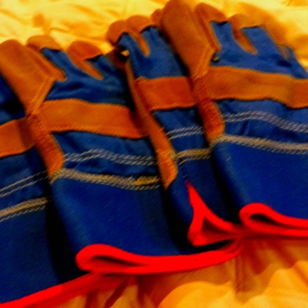 2 pairs of heavy duty leather gloves